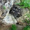 Обожженные толтровые валуны у входа в Дуруиторскую пещеру