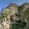 Вид на пещеру в складке рифа у села Хородище, Рышкань